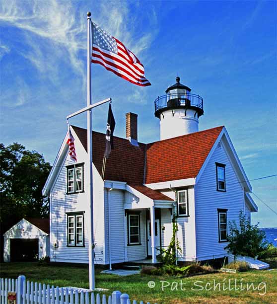 Where are lighthouses still operating in the United States?